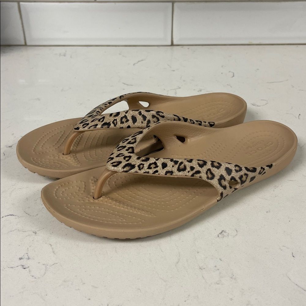 CROCS Kadee II Leopard Flip Flop Women's Tan Leopard Sandals Size 7